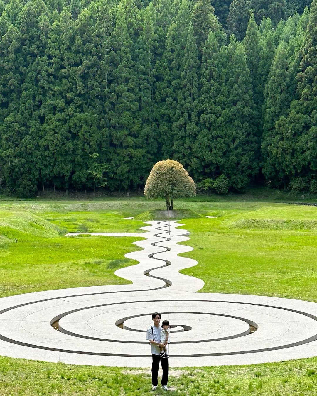 都築青空さんのインスタグラム写真 - (都築青空Instagram)「パパと娘👨🏻♡👧🏻 室生山上公園 芸術の森。  ダニ・カラヴァンが作った彫刻作品で作られた空間🌳  #パパと娘 #奈良旅行 #奈良観光 #室生山上公園芸術の森 #ダニカラヴァン #1歳7ヶ月 #1y7m」4月28日 21時32分 - aozora723