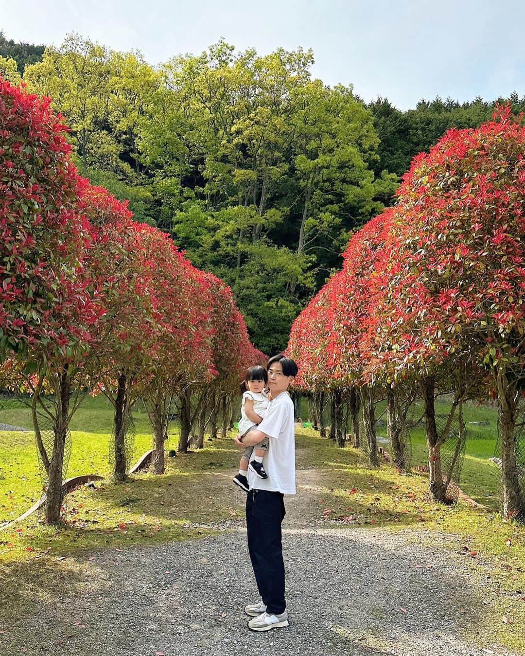 都築青空さんのインスタグラム写真 - (都築青空Instagram)「パパと娘👨🏻♡👧🏻 室生山上公園 芸術の森。  ダニ・カラヴァンが作った彫刻作品で作られた空間🌳  #パパと娘 #奈良旅行 #奈良観光 #室生山上公園芸術の森 #ダニカラヴァン #1歳7ヶ月 #1y7m」4月28日 21時32分 - aozora723