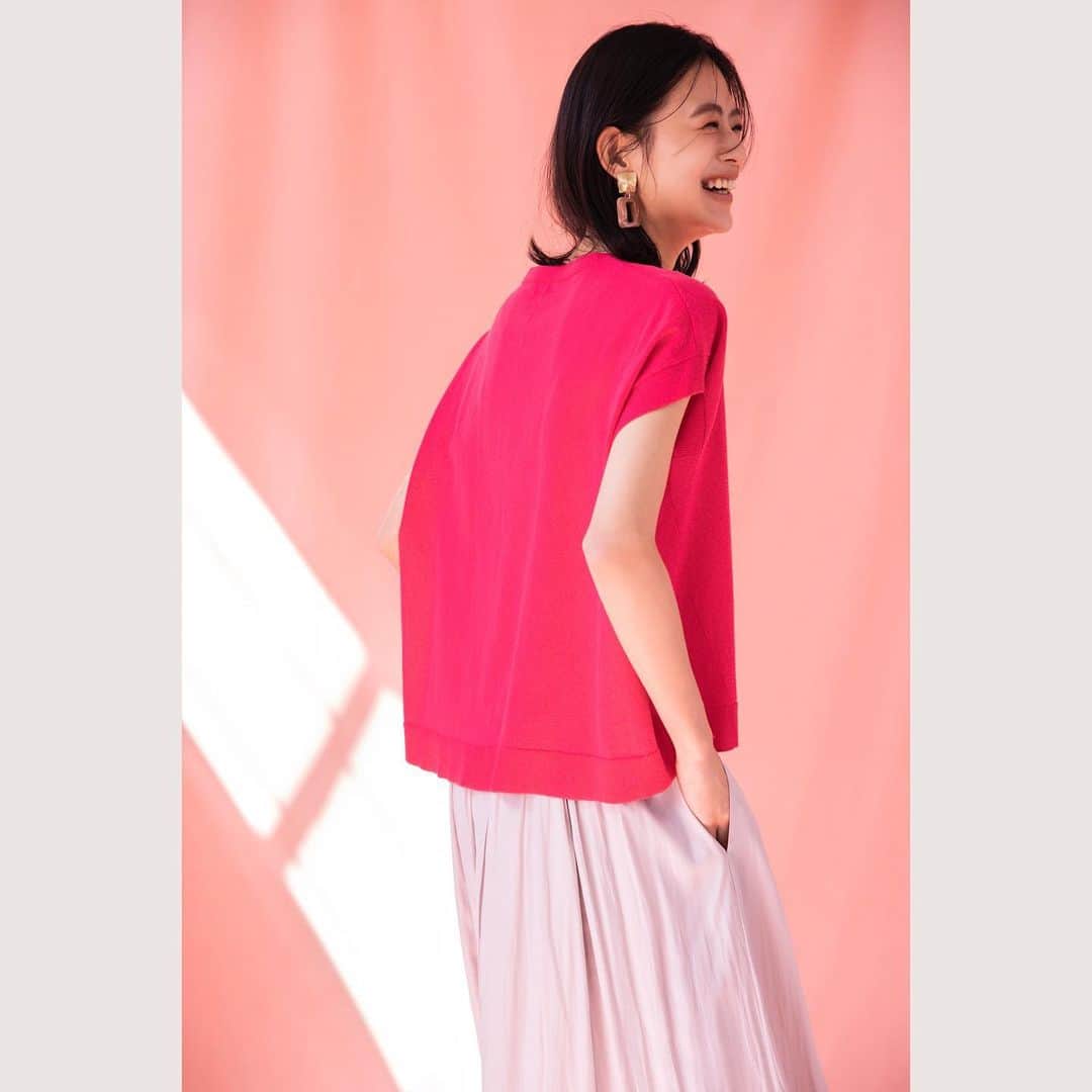 のインスタグラム：「2023 KUMIKYOKU  BLOUSE & T-SHIRT COLLECTION  Relax Knit T-Shirt 鮮やかなカラー、一枚でスタイルが完成するビビッとなトップスはワードローブに欠かせない。ひとめぼれ確実の特別な一枚を見つけて。  リラクシーな着心地がうれしいプルオーバーニットは、ニット本来の編み地感とシルエットに余白を出してボディラインをめくらまししてくれます。 オンオフ大活躍な好感度大なトップスです！  [Knit] ¥11,000-(税込)」