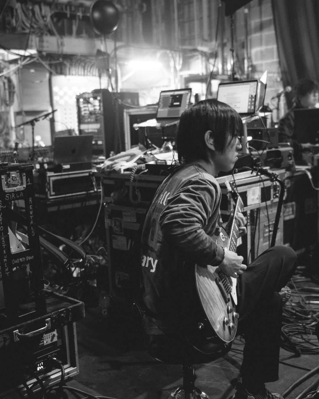 桑原彰さんのインスタグラム写真 - (桑原彰Instagram)「Tronto day 2   Thank you for coming live show  I'm so happy!  You guys are awesome!  We'll be back !  See you next time!  Photo by Takeshi Yao  #トロント2日目ありがとうございました #2日目もソールドアウトたくさん見に来てくれてうれしい #またくるから次はもっとでかいところで出来るようにがんばりますのでよろしく #とべないくわはただのくわ #ジャンピングーググーググーググーググーコォー #エドはるみ風 #抜け駆けして1人でステーキ食べ行った #おいしい」4月28日 21時32分 - kuwakuwakuwakuwa0404