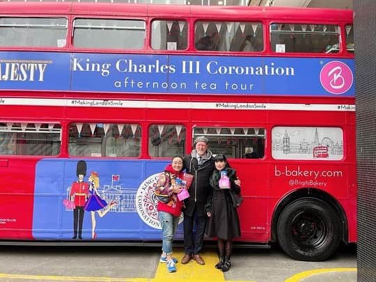 里村明衣子さんのインスタグラム写真 - (里村明衣子Instagram)「この間、ロンドン在住のエムさんに　#アフターヌーンティーバスツアー　に連れて行っていただきました‼️ アフターヌーンティーを頂きながらバッキンガム宮殿やハイドパークを回ってロンドンの観光地をバスが巡ってくれます‼️ すっごく楽しかったのでおすすめです✊ エムさん、ありがとうございました😍 #London #afternoonteabus」4月28日 21時34分 - meiko_satomura