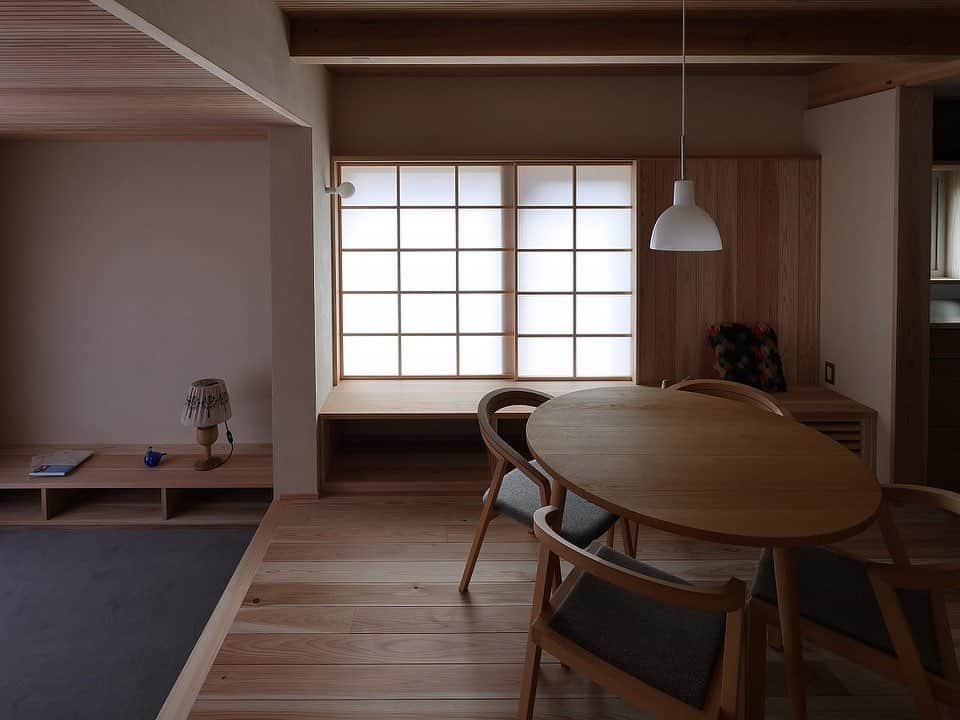 シーエッチ建築工房 さんのインスタグラム写真 - (シーエッチ建築工房 Instagram)「* 大阪府「小下がりカーペットの家」 家づくり百貨のYouTube動画が 本日、ついに公開されました。 @iedukuri100  ⠀⠀⠀⠀⠀⠀⠀⠀⠀⠀⠀ シンプルにみせつつ 機能性と素材の美しさにこだわった家。 心地よさと、使い勝手のバランスをとり お施主様のこだわりも沢山詰まっています。 ⠀⠀⠀⠀⠀⠀⠀⠀⠀⠀⠀ どうぞご覧ください。 https://www.youtube.com/watch?v=1-cHS7z5rBk&t=325s 「家づくり百貨」 「小下がりリビングのある家」 ⠀⠀⠀⠀⠀⠀⠀⠀⠀⠀⠀ ──────────── 株式会社シーエッチ建築工房 兵庫県宝塚市仁川台76番地 0798-52-8863 https://www.ch-wood.co.jp ──────────── @ch_kenchiku @ch_namie.takarazuka @ch_watanabe ⠀⠀⠀⠀⠀⠀⠀⠀⠀⠀⠀⠀ ⠀⠀⠀⠀⠀⠀⠀⠀⠀⠀⠀⠀ #シーエッチ建築工房 #木の家 #家づくり #注文住宅 #新築 #リノベーション #住まい #暮らし #日々のこと #マイホーム ⠀⠀⠀⠀⠀⠀⠀⠀⠀⠀⠀⠀ #宝塚市 #西宮市 #三田市 #川西市 #伊丹市 #三木市 #豊中市 #高槻市 #吹田市 #神戸市 #工務店 #自然素材 #暮らしを楽しむ #障子  #家が好き #パッシブデザイン #丁寧な暮らし  #roomtour  #ルームツアー #家づくり百貨」4月28日 21時45分 - ch_kenchiku