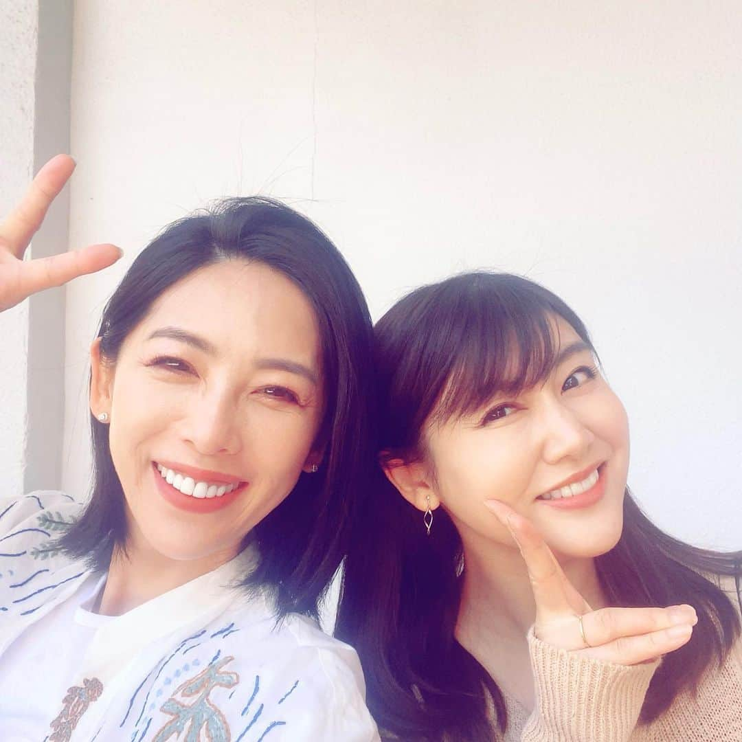 矢沢心のインスタグラム：「バッタリ 偶然やすちゃんに会いました♡ 外歩いていて お友だちに会うことって なかなかないのだけど 連絡取り合ってたから 嬉しかったam💛 歩きながら少しのつもりが 長話になってしまった🙈  いつも時間が足りないけど やすちゃんまたね🫧  #ながら話し #偶然 #バッタリ #またね @yasu_megumi_official」