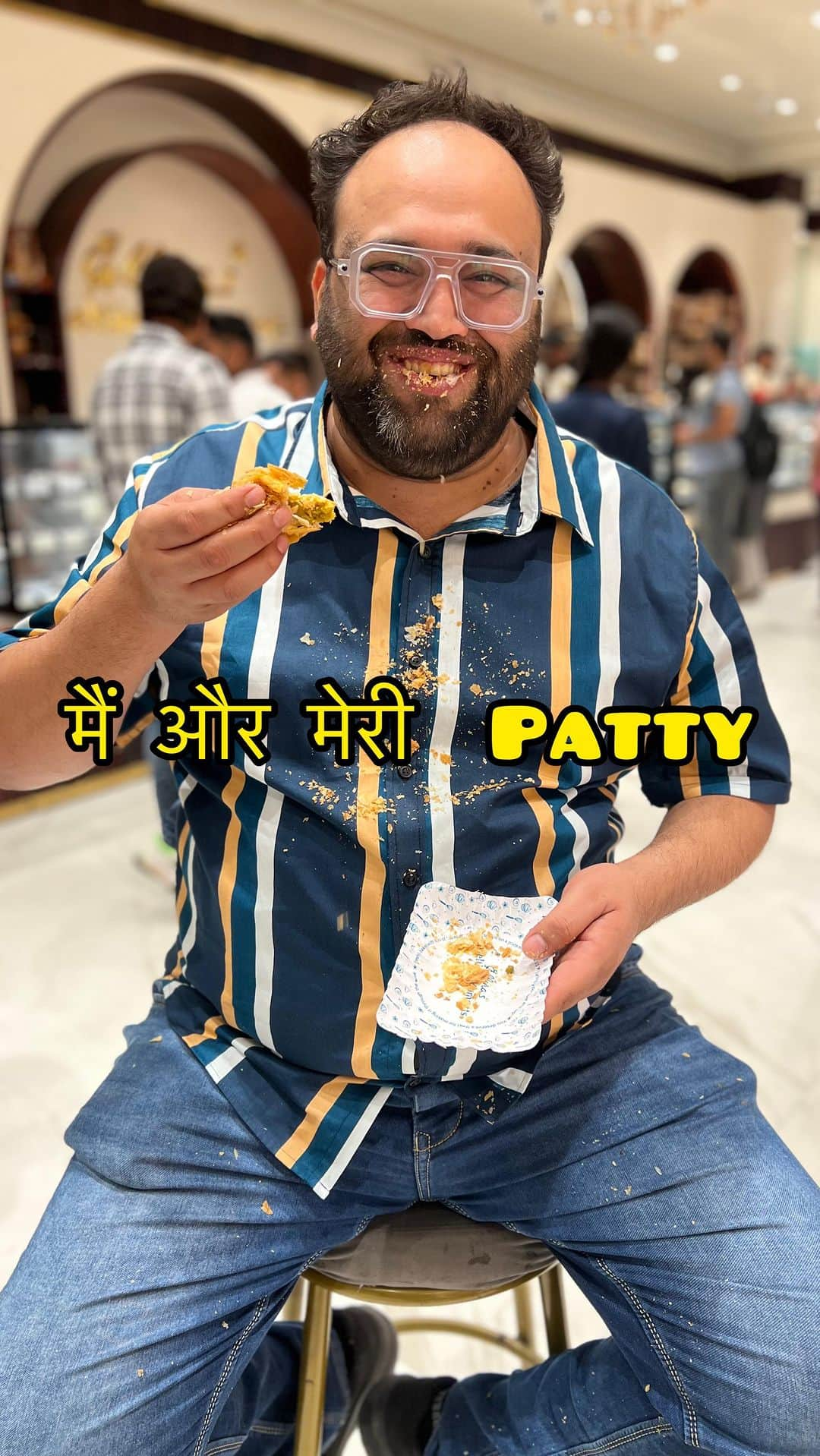 Karan Duaのインスタグラム：「Dont forget to try the crispiest Patty At @ellorasmeltingmoments , Dehradun   And If You Are Going From Delhi To Dehradun Ek Bar Mujhe Msg karlena Kuch Samaan mangwana hai Elloras Melting Moments Se 😂.  #dilsefoodie #dilsecouple #foodie #patty #love #elloras #dehradun」