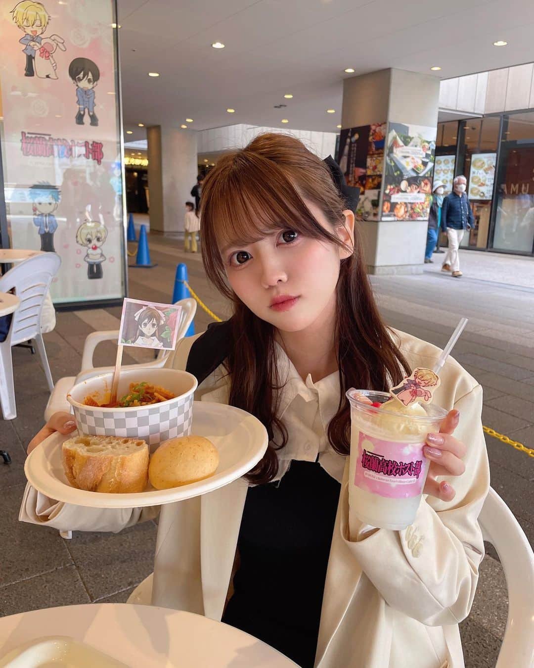 夏目一花さんのインスタグラム写真 - (夏目一花Instagram)「きょうは桜蘭高校ホスト部のコラボカフェ行ったよ〜〜♡元々、モリ先輩とハルヒ&環先輩のコースターだったんだけど、隣にいたお姉さんに交換してください！って言われたから交換したらハニー先輩で、ペアできた🫶🫶」4月28日 21時45分 - natsume_me__