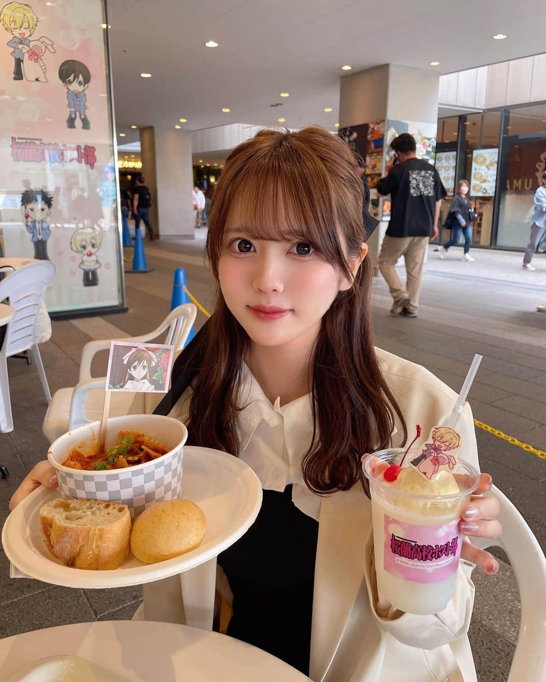 夏目一花さんのインスタグラム写真 - (夏目一花Instagram)「きょうは桜蘭高校ホスト部のコラボカフェ行ったよ〜〜♡元々、モリ先輩とハルヒ&環先輩のコースターだったんだけど、隣にいたお姉さんに交換してください！って言われたから交換したらハニー先輩で、ペアできた🫶🫶」4月28日 21時45分 - natsume_me__