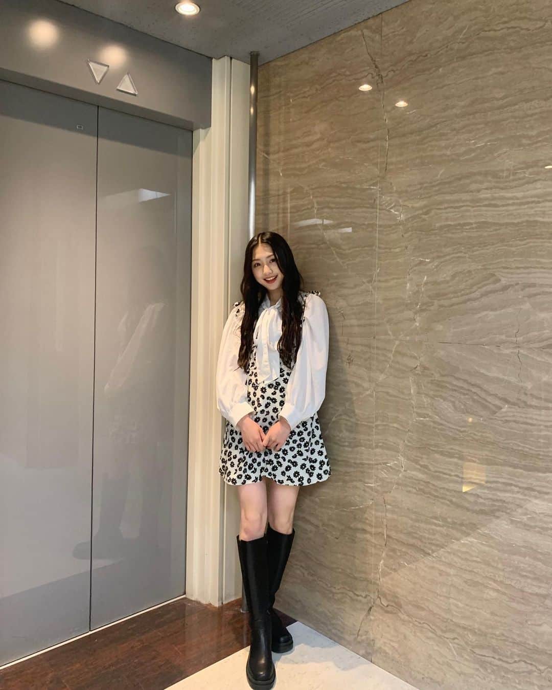 塩月希依音のインスタグラム：「お気に入りコーデ🤍🖤  ガーリーだけどふりふりすぎなくてかわE💗  ワンピースの丈もミニ丈で細見え効果抜群✨  #code#コーデ#fashion #ファッション#ガーリー#フレンチガーリー #ワンピース#花柄#花柄ワンピース #ブラウス#リボン#リボンブラウス#ビッグリボン#ロング#ロングブーツ#ブーツ#ブーツコーデ#センター#センター分け #jk#ljk #05#05년생 #05line」