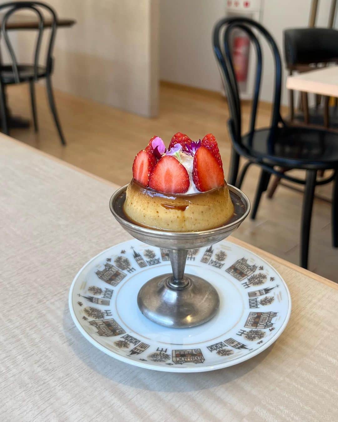 西野実見のインスタグラム：「. 最近食べたぷりん集  あと、食らっているときの私の様子 も^｡^🍮 こんなに濃厚な抹茶はじめて食べた、、！  相変わらず固めぷりんが好き❣️  gw始まりますね、 昔から連休前日の夜が一番気分上がるっ〜！！  #固めプリン #東京カフェ #東京喫茶店 #プリン好き」