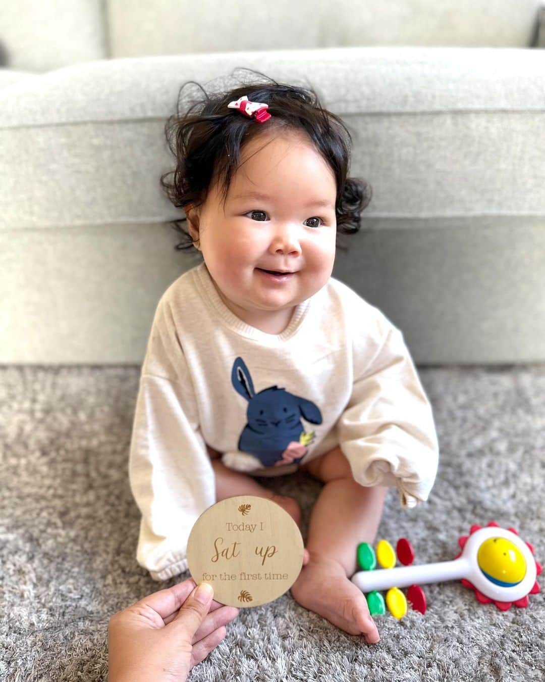 エリナ シルカのインスタグラム：「We can sit now! #7monthsold」
