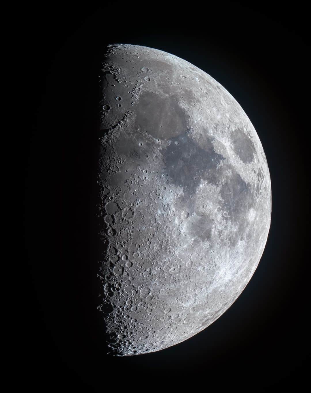 KAGAYAさんのインスタグラム写真 - (KAGAYAInstagram)「空をご覧ください。 高く上弦の月が輝いています。 （今、望遠鏡を使って撮影） 今週もお疲れさまでした。  #moon #sonyalpha #α7rv」4月28日 21時48分 - kagaya11949