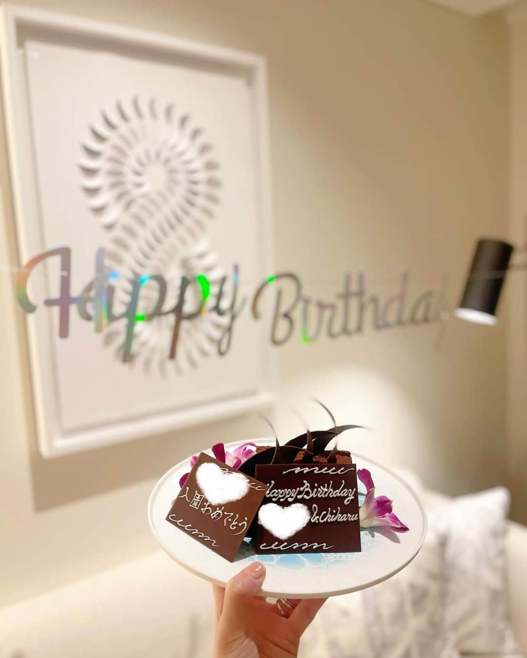 越馬千春さんのインスタグラム写真 - (越馬千春Instagram)「. 4月生まれの長男と私🎂❤️  長男は去年とは比べ物にならないくらい成長を感じます✨  喧嘩もするけど必ず弟のことを気にかけ助けてくれる頼もしいお兄ちゃんになりました👦🏻 なんか去年と性格？キャラクターが別人😇 幼稚園も毎日楽しんでて通ってくれて一安心です🫶  4月はあっという間に終わったなぁ🥺 さて明日から長いゴールデンウィークが始まる👦🏻👦🏻 さて頑張ろうか😂❣️  #誕生日#お誕生日#happybirthday #ハレクラニ沖縄#halekulaniokinawa#沖縄子連れ旅行  #chiharukoshiba_trip #子連れ旅行#男の子ママ#👩🏻#ママライフ#ママ#育児日記#年子育児#年子兄弟#年子兄弟#4歳男の子#2歳男の子」4月28日 21時48分 - chiharukoshiba