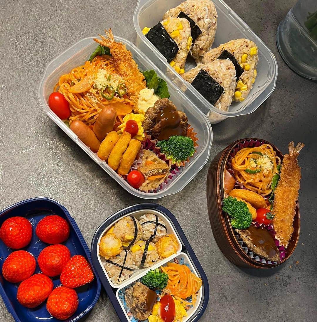 奈保のインスタグラム：「とある日の親子遠足🍱 お弁当なにがいい😊？ 聞いてしまった事にちょっと後悔笑 リクエストたくさんありがとう🤣❤️ 朝からがっつり作りました🍙  誰かのためにって 幸せだね☺️ . . #遠足#お弁当#遠足弁当#お弁当記録#手作り弁当#お弁当レシピ#玄米#栄養士」