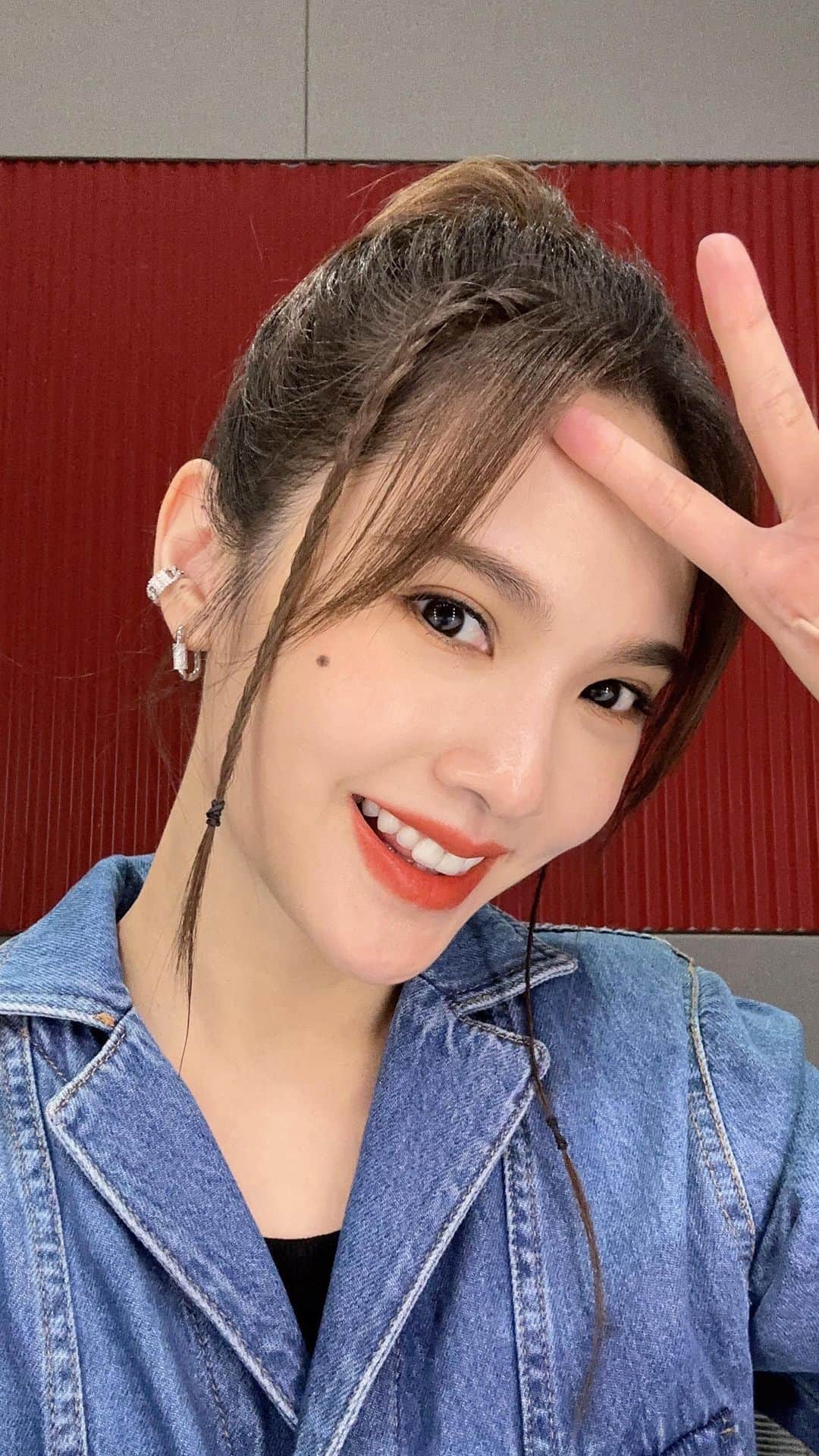 レイニー・ヤンのインスタグラム：「我要回去繼續工作了💙謝謝你們抽空陪我直播～祝大家明天購票順利！我們演唱會見唷😍」