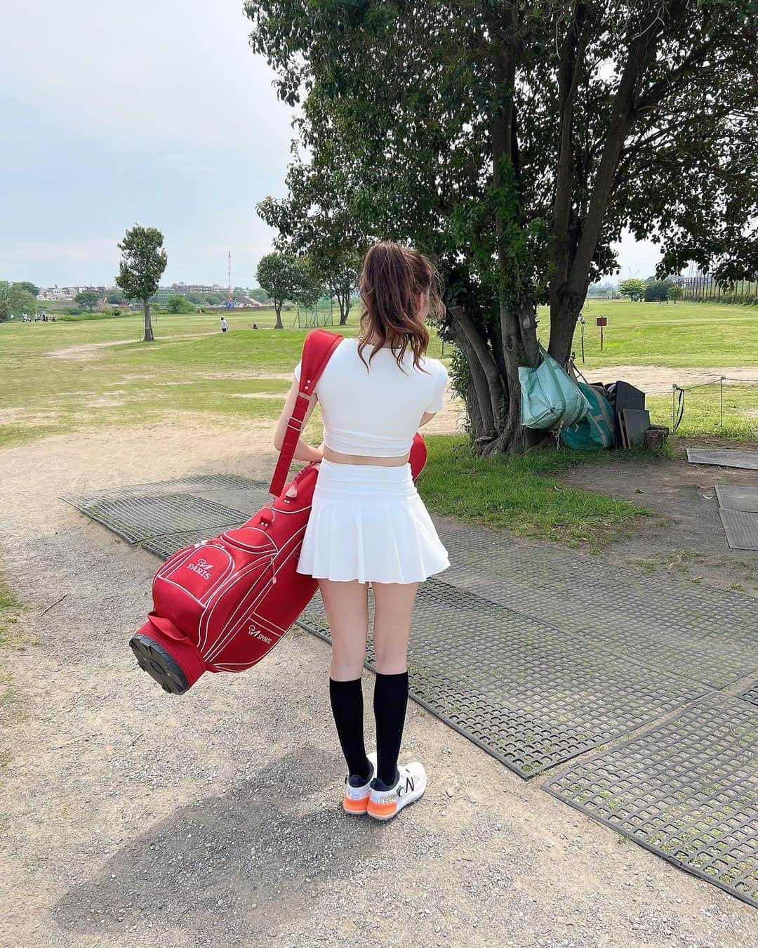 波田妃奈さんのインスタグラム写真 - (波田妃奈Instagram)「初ゴルフラウンドデビュー⛳️❤️ と言っても超初心者向け簡単ショートコースで 思ったよりちゃんと打てたので上機嫌😏  ウェアは @yomoment_official 🤍 ※さすがにこのウェア一枚では回ってませんよ🫣笑  明日からGWセールでお得になるそうです📣 4/29(土)～4/30(日) ベストセラー MAX60%OFF 新作 50%OFF 特に💡セール開始1時間4/29(土)0時～1時は ベストセラー MAX80%OFFと超お得らしい！  生地がもちもちで着心地も良いし しっかりしてるので白でも透ける心配なし😉 カラバリのヒョウ柄も可愛かったのでおすすめ😍  #ボディメイク #フィットネス #トレーニング #ひなトレ🐥 #モデル #エニタイム女子 #波田妃奈 #workout #bodymake #fitness #gym #healthy #japangirl #model #ゴルフ #ゴルフ女子 #ゴルフウェア #ゴルフコーデ #parisgolf #golf #東急ゴルフパークたまがわ #川崎 #ラウンドデビュー」4月28日 21時50分 - hina__fitness