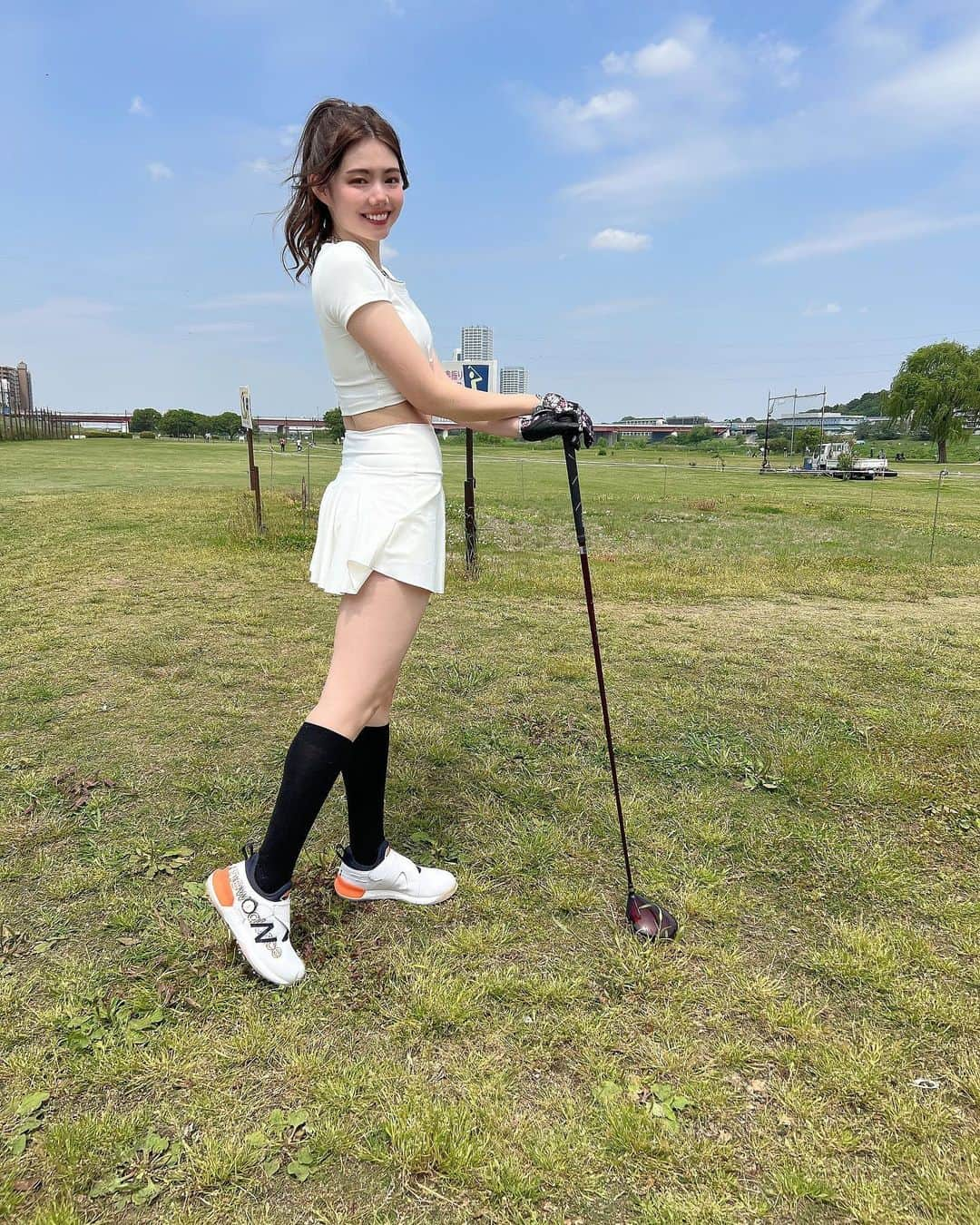 波田妃奈さんのインスタグラム写真 - (波田妃奈Instagram)「初ゴルフラウンドデビュー⛳️❤️ と言っても超初心者向け簡単ショートコースで 思ったよりちゃんと打てたので上機嫌😏  ウェアは @yomoment_official 🤍 ※さすがにこのウェア一枚では回ってませんよ🫣笑  明日からGWセールでお得になるそうです📣 4/29(土)～4/30(日) ベストセラー MAX60%OFF 新作 50%OFF 特に💡セール開始1時間4/29(土)0時～1時は ベストセラー MAX80%OFFと超お得らしい！  生地がもちもちで着心地も良いし しっかりしてるので白でも透ける心配なし😉 カラバリのヒョウ柄も可愛かったのでおすすめ😍  #ボディメイク #フィットネス #トレーニング #ひなトレ🐥 #モデル #エニタイム女子 #波田妃奈 #workout #bodymake #fitness #gym #healthy #japangirl #model #ゴルフ #ゴルフ女子 #ゴルフウェア #ゴルフコーデ #parisgolf #golf #東急ゴルフパークたまがわ #川崎 #ラウンドデビュー」4月28日 21時50分 - hina__fitness