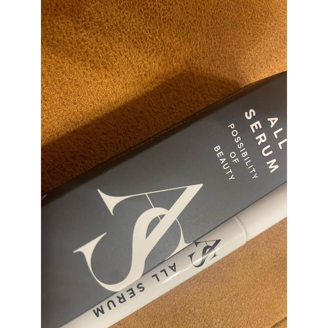 甲斐はるかのインスタグラム：「@all_serum_beauty アイオールセラム  目元用美容液👀✨  リピートの2本目☺️✨ マスカラ下地としても使用可能で 小さくてコンパクトで、2wayブラシで使いやすい🧐🤍  下まつ毛、眉毛にも使えます✌️  PR @all_serum_beauty #allserum #まつげ美容液 #まつ育 #まつ毛ケア #おうち美容 #まつげ美容液すごい #目元美容液 #目元ケア」