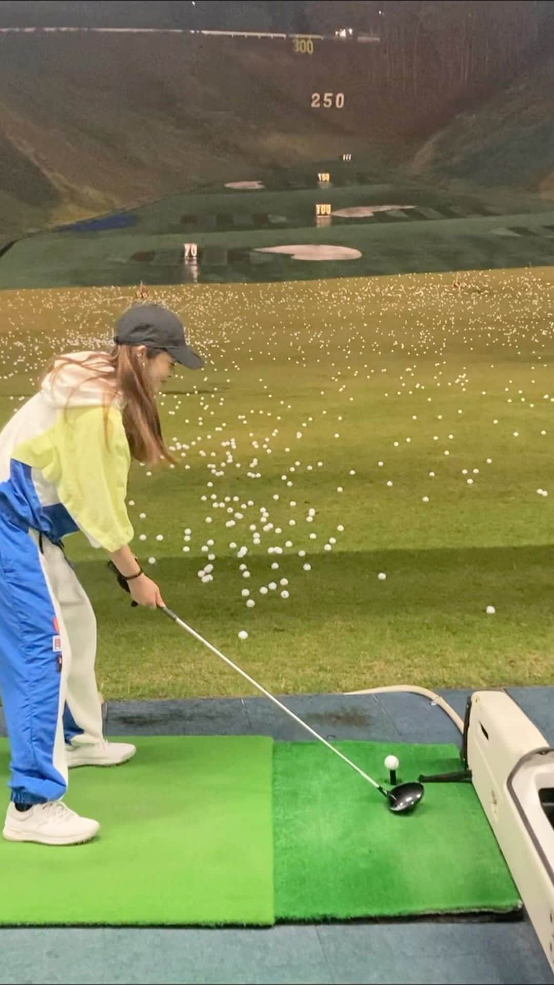 宮﨑真実のインスタグラム：「むずかしい⛳️  #ゴルフ　#ゴルフコーデ #ゴルフシューズ #ゴルフウェアレディース #ナイキ　#nike #トレーニング　#トレーニングウェア #トレーニング動画 #ゴルフ初心者 #golf #スポーツ　#スポーツウェア　#セットアップ　#セットアップコーデ #ootd #fashion」