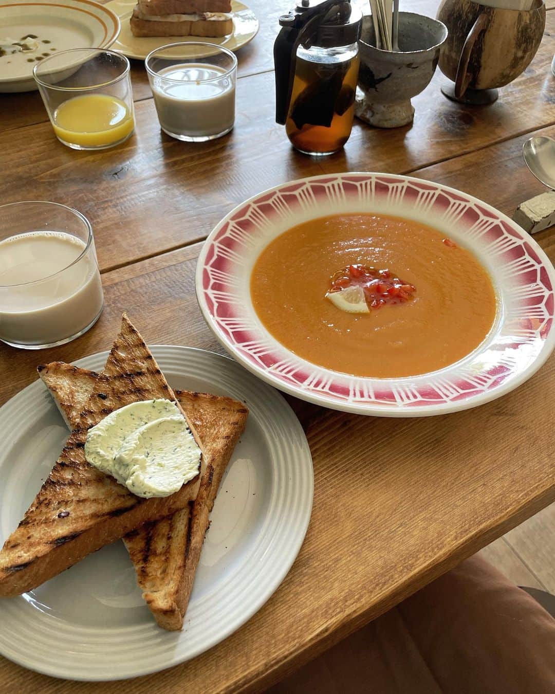 柏山奈々美のインスタグラム：「早起きをして友達とモーニングして来ました☀️  スープがとても美味しくてパンとの相性も抜群でした🍞 モーニングカフェ活にハマりそう😊  #カフェ　#cafe #モーニングカフェ  #카페」