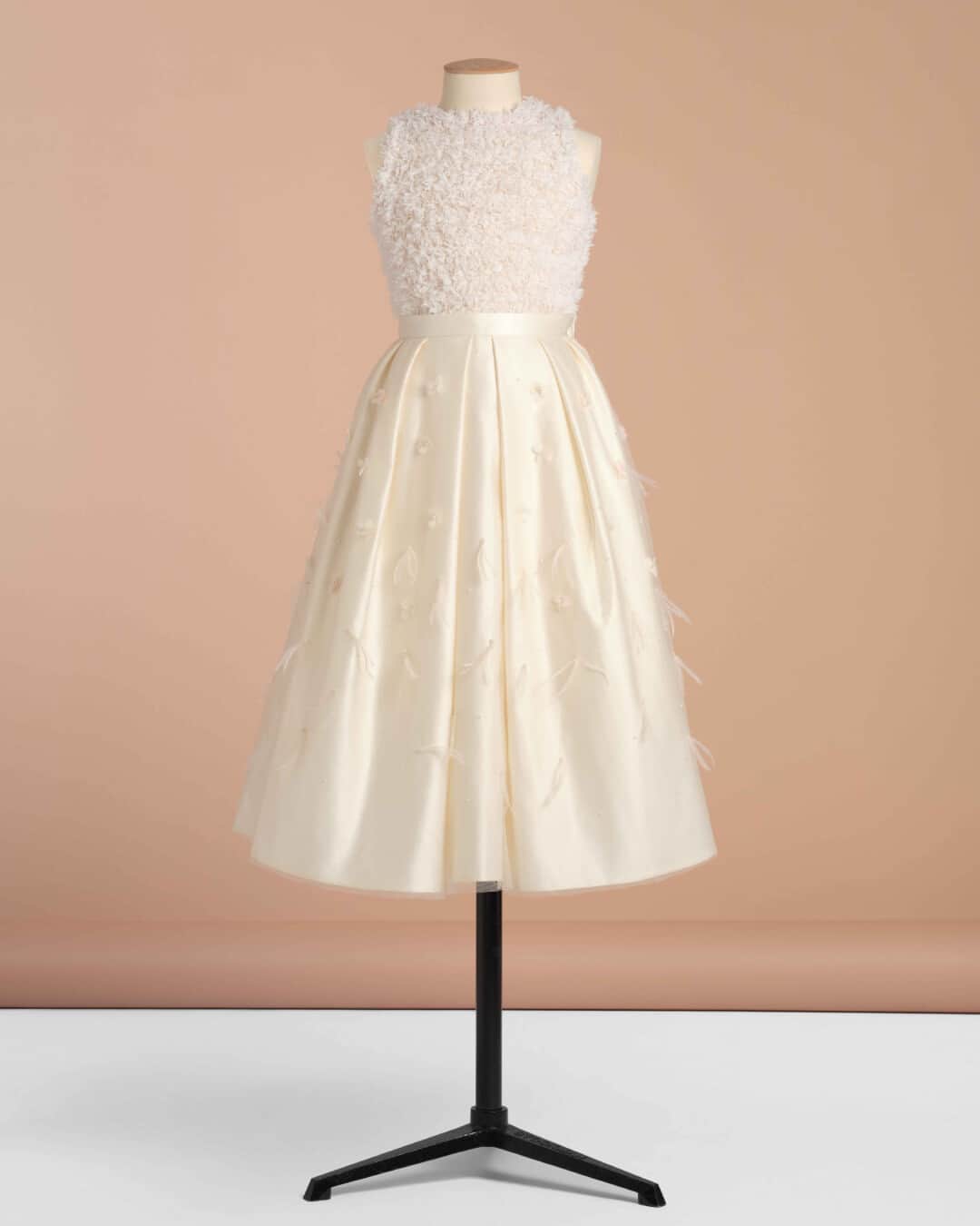 bonpointさんのインスタグラム写真 - (bonpointInstagram)「Bonpoint Couture SS23 | A Couture Ballet. ​ The Swan Lake collection exudes the atmosphere of an elegant ballet. ​ In an aerial choreography, the sumptuous dress and skirt inspire little girls to dance in an enchanted forest. ​  #Bonpoint #BonpointSS23 #Couture」4月28日 22時02分 - bonpoint