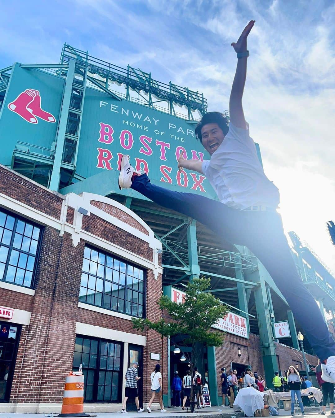 福田太郎のインスタグラム：「⚾️MLB実況🇺🇸  あすABEMAで初実況です！ Angels👼 vs. Brewers🍻 ⠀ 日本時間4/29（土）あさ9時〜放送 素敵な週末の朝に、ぜひご一緒ください☀️ ⠀ #メジャーリーグ の楽しさ、 昨季訪ねた、MLB全30球場の魅力を 今度は野球中継でお伝えできるなんて😆 魂込めて！熱く楽しく！  #ABEMA でお会いしましょう！ ⠀ ゲスト #黒見明香 さん #乃木坂46 解説 #牧田和久 さん 元 #MLB #メジャーリーガー 実況 #福田太郎 #サブマリン #playbyplay ⠀ #アベマでどこでもMLB #エンゼルス #ブリュワーズ #大谷翔平 選手 @angels vs. @brewers ⠀ 配信ページはこちら or ストーリーから💁‍♂️ https://abema.tv/channels/world-sports-1/slots/BbefyojgsHXWAs」