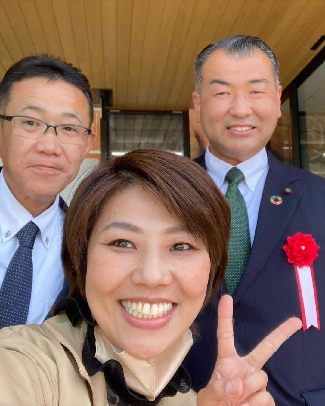 赤プルさんのインスタグラム写真 - (赤プルInstagram)「【道の駅 常総】 オープンおめでとうございます。 常総ふるさと大使として式典にお招きいただき、出席させて頂いたかんね！ 神達市長、西田副市長、 石塚市議、やない市議、 吉原社長、常総ふるさと大使のイバラキング青木さん、シンガーソングライターの石塚美咲ちゃん、司会のけいこさんとパチリ。 羽田美智子先輩、大井川知事にもご挨拶させて頂いたかんね！  式典での羽田美智子さんのお祝いのメッセージに感動して涙が溢れてしまいました。 わたしも、石下、水海道、常総、茨城を胸に、芸能界でさらに頑張って行くべと決意したかんね✨  そして来月にはTSUTAYAブックス 来年には温泉♨️がオープンすることも初めて知りました🌟  わたしはここで防災イベントを自主開催していきたいなとも考えてます✨ （もう動き出してる）  ここは水害の復興のシンボルだかんね！  是非全国の皆様、道の駅常総に来てくろよな！  #道の駅常総 #常総市 #むすび町 #復興のシンボル  #常総ふるさと大使  #赤プル #防災お片付けアドバイザー」4月28日 21時56分 - puluco_a