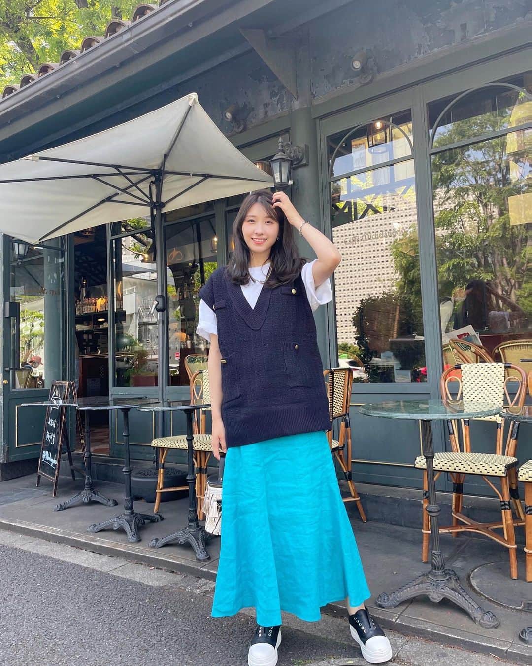 伊藤友里のインスタグラム：「いつもは満席のカフェも 朝活だと木漏れ日の気持ち良い中庭の席に座ることができました☺️☀️  今週もお疲れ様でした 🤍🖤💙  #カフェ巡り #caffemichelangelo」