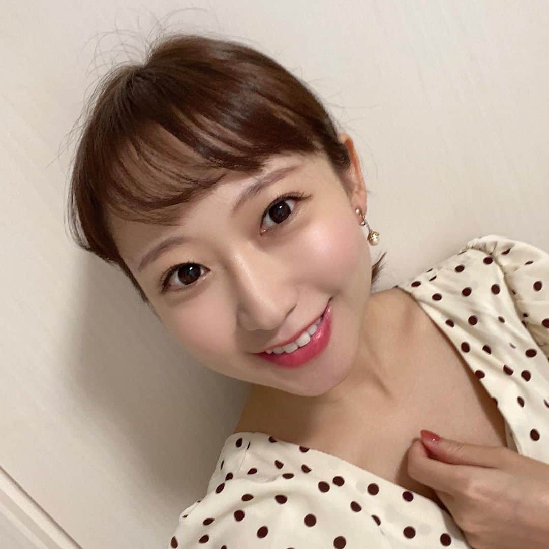 住吉史衣のインスタグラム：「. コスメブランド【LAWRENCE】💐  シャイニングスルーシャンプーとトリートメントをいただいたので最近ずっと使ってるんだけど、指通りがサラッサラになって感動🥹💕💕  シャンプーなのに洗顔みたいに濃密泡な泡になるからびっくり！これでしっかり洗浄できるらしい🫧 トリートメントは保湿力が優れてる&カラーキープもできるみたいで、色落ちしやすい私には最高❣️  使ってる時はお花のような優しい甘さの香りなんだけど、ずっと残るわけじゃないから、お気に入りの香水と一緒に使ってもケンカしないところもお気に入り💐✨  ボトルのデザインも可愛くてお風呂場が一気におしゃれになっちゃう🤭🫶  プラザとかバラエティショップで買えるみたい！ これから紫外線も強くなって髪もよりダメージ受けるシーズンだから、お肌と同じくらい髪もツヤツヤでいきたいなっ🫣💕  @lawrence_beauty_jp #ロウレンス #LAWRENCE #マベルフルール #シャンプー #トリートメント #ヘアケア #PLAZA #プラザ #コスメ #美容 #ヘアケア #haircare」