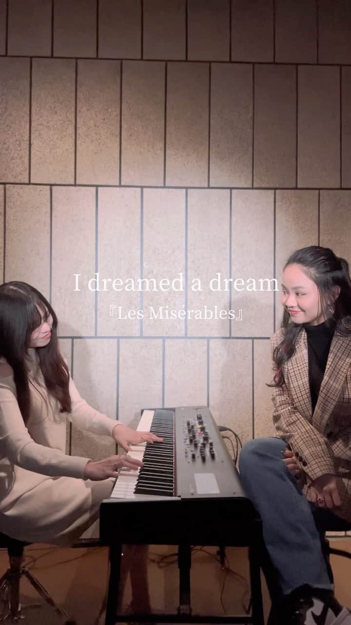 遥海のインスタグラム：「ミュージカル『レ・ミゼラブル』から 『夢やぶれて』の英語バージョン『I Dreamed A Dream』を歌いました。  小さい頃からLea Salonga が大好きなので 彼女が出演するミュージカルをみたり、歌を聴いたり、練習したり 😊とてもリスペクトします。  これからも色んなミュージカルの曲を歌っていきたいなと思いました☺️  🎹: @miiinya1107 岩村美咲  #レミゼラブル #レミゼ #lesmiserables #IDreamedADream #遥海 #岩村美咲 #Piano #cover #musical #遥海歌動画」