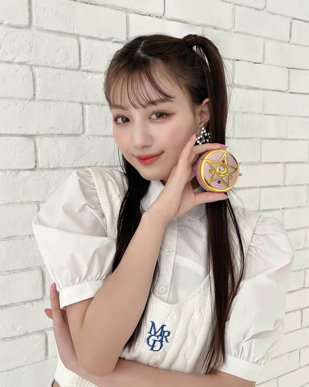 のインスタグラム：「🌙 𝙋 𝙍 𝙀 𝙎 𝙀 𝙉 𝙏   LARME 056オフショット🤍 《鶴嶋乃愛ちゃん》の  サイン入りチェキを  2名様にプレゼント📷🤍  ┈┈┈┈┈┈┈┈┈┈┈┈┈    𓊆  応募方法 𓊇  ① @larmemagazine をフォロー  ② 本投稿にいいね    🤍抽選対象は𓊆 公開アカウントのみ 𓊇となります。    コメントをすると当選確率が  アップするかも...？💌 💭   𓊆  期間 𓊇  4/28(金)〜5/5(金)23:59まで   ┈┈┈┈┈┈┈┈┈┈┈┈┈   【✉️当選者へのご連絡】  @larmemagazine より  ダイレクトメッセージにて  ご連絡をいたします。  当選連絡をしてから７日以内に  連絡が取れない場合は、 無効となる場合がございますので  予めご了承ください。   ※当選に関するお問い合わせはご遠慮ください。   ┈┈┈┈┈┈┈┈┈┈┈┈┈    みなさまのご参加お待ちしております♡    #LARME #larmemagazine #larmemodel #larme056 #offshot #ラルム #ファッション絵本 #LARMEモデル #プレゼントキャンペーン #プレキャン #プレゼントキャンペーン実施中 #サイン入りチェキ #チェキ #サイン #サイン入り #鶴嶋乃愛」
