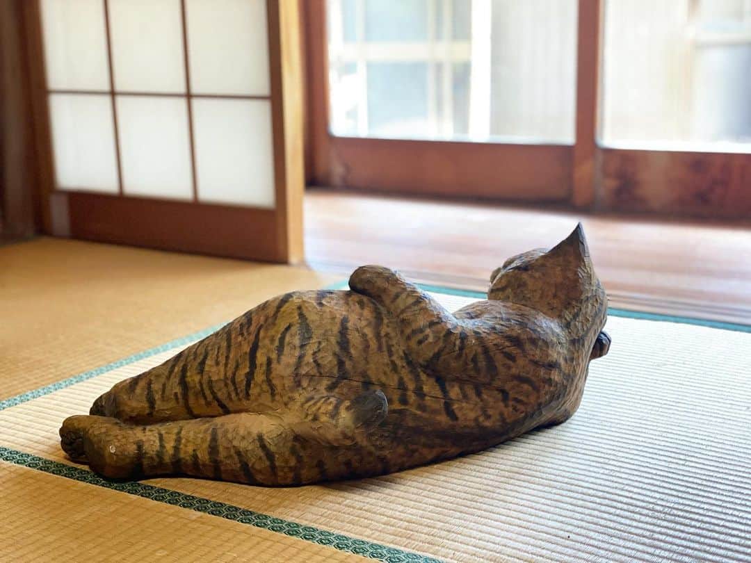 花房さくらさんのインスタグラム写真 - (花房さくらInstagram)「明日からGWですが、 どこかに旅行や行楽するより、 おうちでゴロゴロ派の人もいるよね？  #ゴロ寝 #添い猫  #cat #sculpture #hanafusasakura」4月28日 21時59分 - sakura_hanafusa