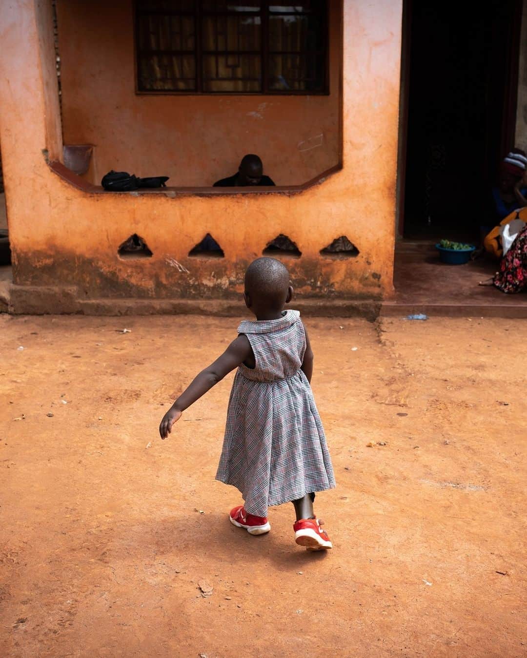 unicefのインスタグラム：「Polio is devastating children’s lives in Malawi.  4-year-old Matilda contracted polio and now lives with paralysis. “At first I was heartbroken but now I have accepted the situation,” says Mariam, Matilda’s guardian.  Across the world, misinformation about vaccines against diseases like polio is a major challenge. Good hygiene, regular hand washing and childhood vaccinations can provide lasting protection against polio.  UNICEF continues the fight to end the disease once and for all, by training health workers and volunteers, organizing health campaigns and reaching the most remote areas to protect every child.  © UNICEF/U.S. CDC/Daylin Paul」