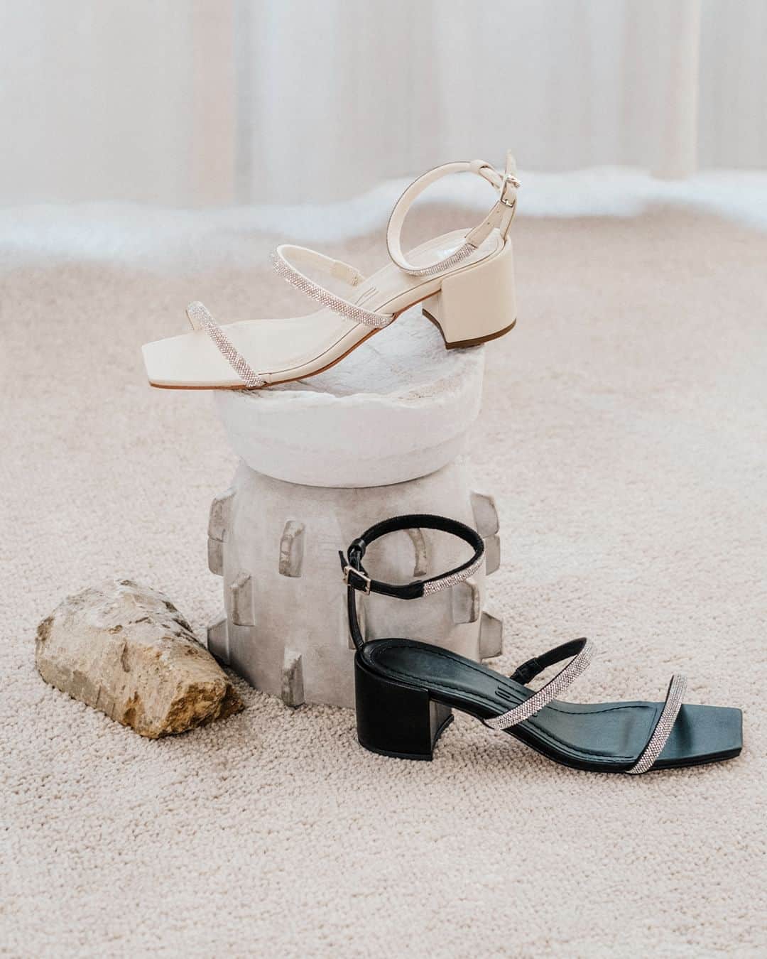 Santa Lollaのインスタグラム：「GIFT GUIDE SL | Elegantes e clássicas, as queridinhas sandálias Shiny Lolla são protagonistas da nossa campanha de Dia das Mães. Se a sua mãe ama um brilho, o modelo é aposta certa para não errar no presente dela. [ R$229,90 cada ] #diadasmaesSL #giftguideSL #XuxaSashaSL」