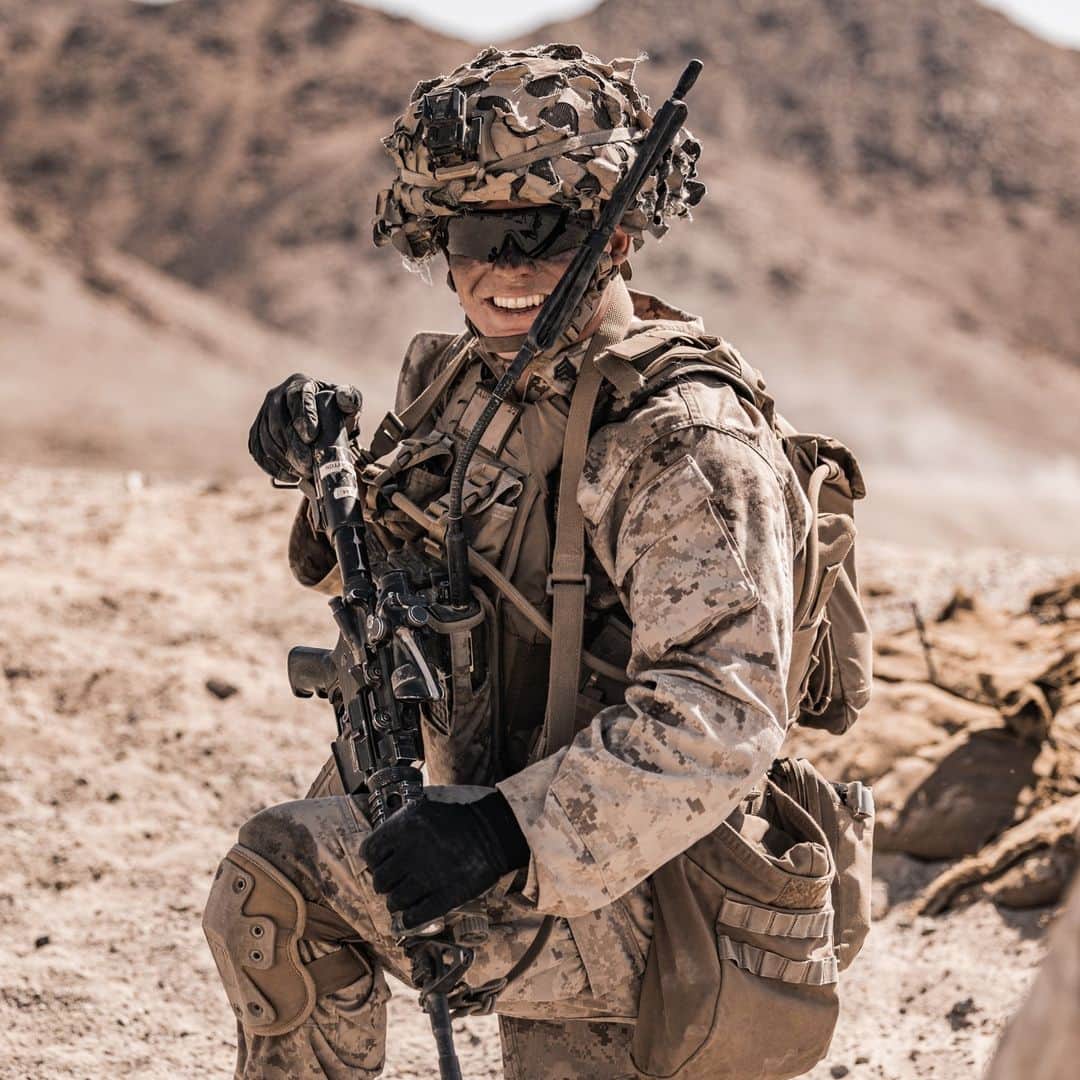 アメリカ海兵隊のインスタグラム：「That Friday Feeling  📍Marine Corps Air Ground Combat Center, Twentynine Palms, California (April 16, 2023)  #Marines with @2dmardiv participate in Integrated Training Exercise (ITX) 3-23 on @thecombatcenter.  ITX creates a challenging, realistic training environment that produces combat-ready forces capable of operating as an integrated Marine Air-Ground Task Force.   📷 (U.S. Marine Corps photo by Lance Cpl. Justin J. Marty)  #USMC #MarineCombatArms」