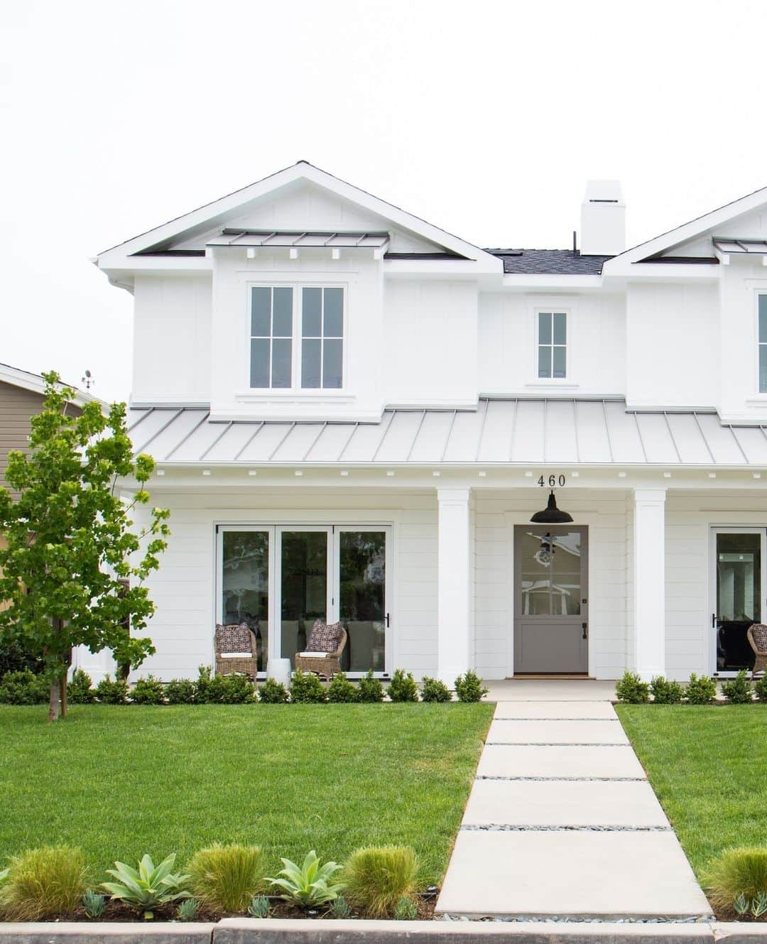 のインスタグラム：「Foolproof ways to update your curb appeal in a weekend ⬇️⁠ ⁠ 1. Increase your greenery 🪴⁠ 2. Flaunt a fresh front door🚪⁠ 3. Give your yard a trim 🌾⁠ ⁠ What would you add to this list? ⁠ ⁠ Head to 👉️ #linkinbio for more ways to update your curb appeal in three days or less. #HGTVOutdoors⁠ ⁠ 📸: @tessaneustadt」