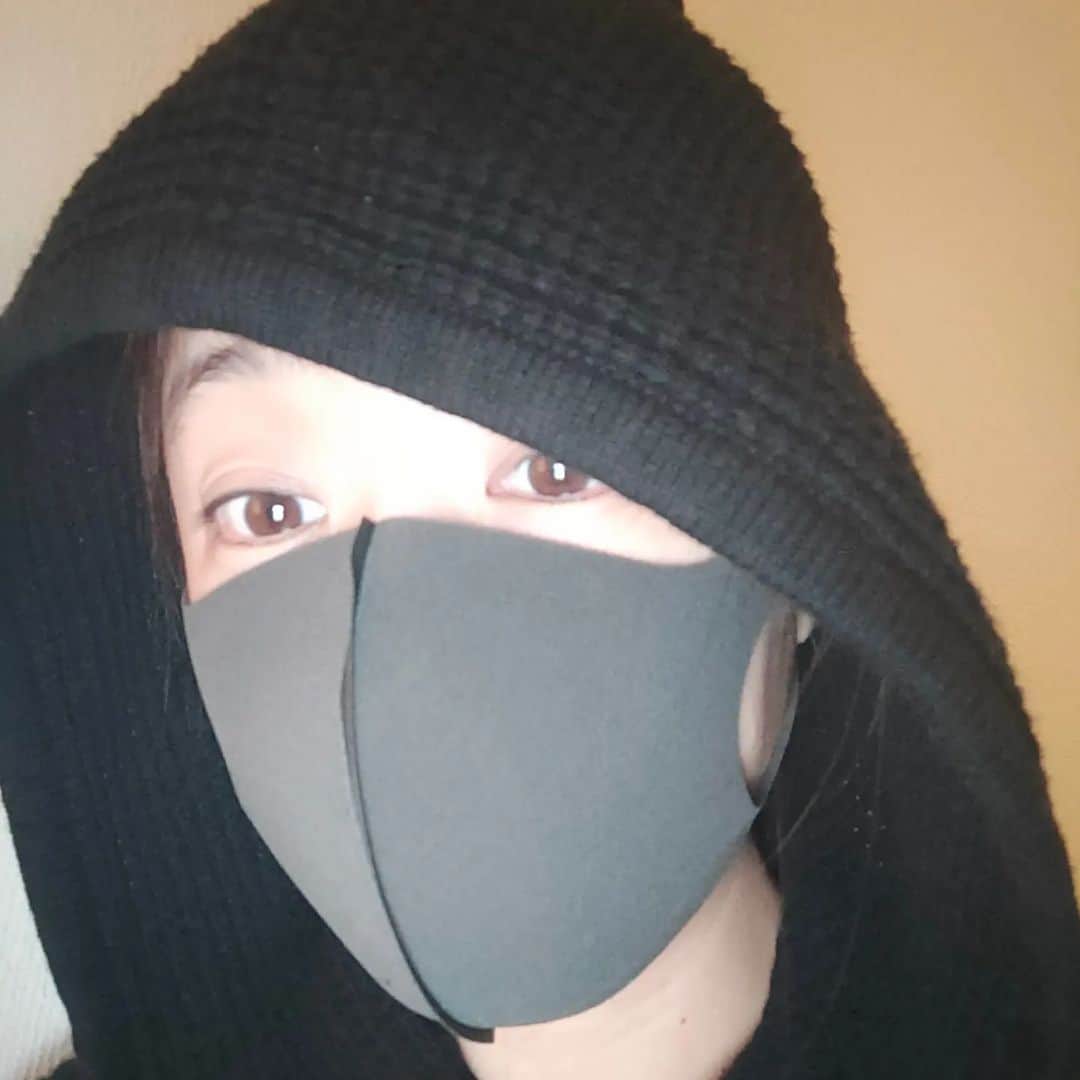 工藤里紗のインスタグラム：「普段、陽が落ちてから 外に出る事ほとんどないけど コンビニへ🏪  #良いGWを」