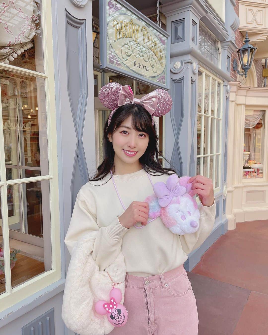 関根ささらさんのインスタグラム写真 - (関根ささらInstagram)「季節外れの #ミニーベスティーズバッシュ 🎀💗 . . イベント期間のかなり序盤で撮ったはずなんだけど載せるの遅くなっちゃった🥹🥹🎀 . . ストアで買った子供用のふわふわショルダーウォレットがぴったりでお気に入りでした💗(先月台湾行った時に姪っ子に贈呈したよ🫶🏻) . . . . #disneygram #disneyphoto #disneyfashion #disneyootd #ootd #disneyoutfit #outfitoftheday #ディズニーコーデ #ディズニーグラム #ディズニーランド #東京ディズニーランド #東京ディズニーリゾート #tokyodisney #tokyodisneyresort #tokyodisneyland」4月28日 22時03分 - sasarasekine