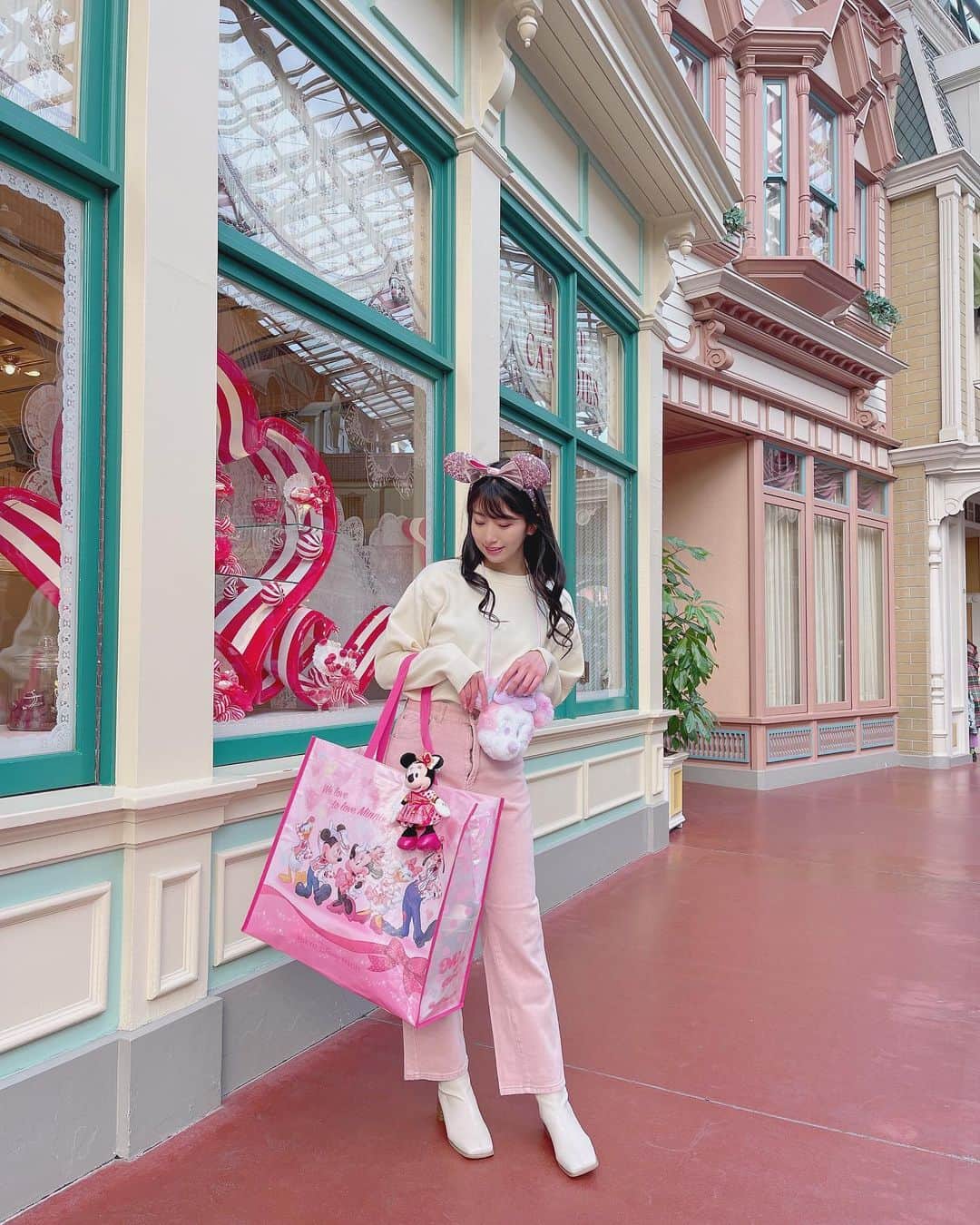 関根ささらさんのインスタグラム写真 - (関根ささらInstagram)「季節外れの #ミニーベスティーズバッシュ 🎀💗 . . イベント期間のかなり序盤で撮ったはずなんだけど載せるの遅くなっちゃった🥹🥹🎀 . . ストアで買った子供用のふわふわショルダーウォレットがぴったりでお気に入りでした💗(先月台湾行った時に姪っ子に贈呈したよ🫶🏻) . . . . #disneygram #disneyphoto #disneyfashion #disneyootd #ootd #disneyoutfit #outfitoftheday #ディズニーコーデ #ディズニーグラム #ディズニーランド #東京ディズニーランド #東京ディズニーリゾート #tokyodisney #tokyodisneyresort #tokyodisneyland」4月28日 22時03分 - sasarasekine