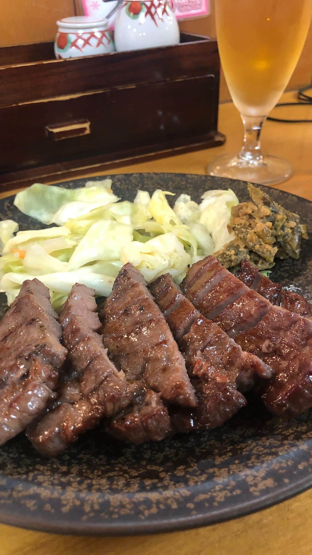 KOHSHIのインスタグラム：「仙台前乗りです！ ホテルで暇すぎたので動画を作りました！ ただひたすら、おじさんが牛タン定食を喰らう映像です。 暇な方は是非👀」