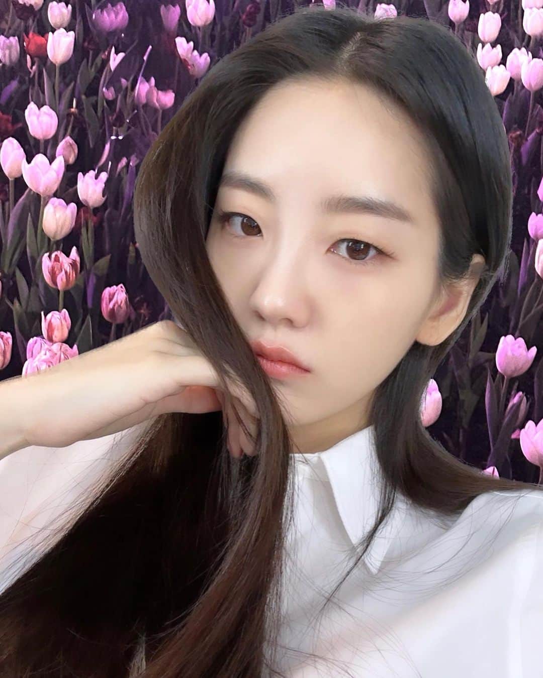 のインスタグラム：「내가 찍은 꽃사진에 누끼이현 붙이기 🌷🙎‍♀️ 뭔가…이상해…그래서 마음에 들어!!!!🤎」