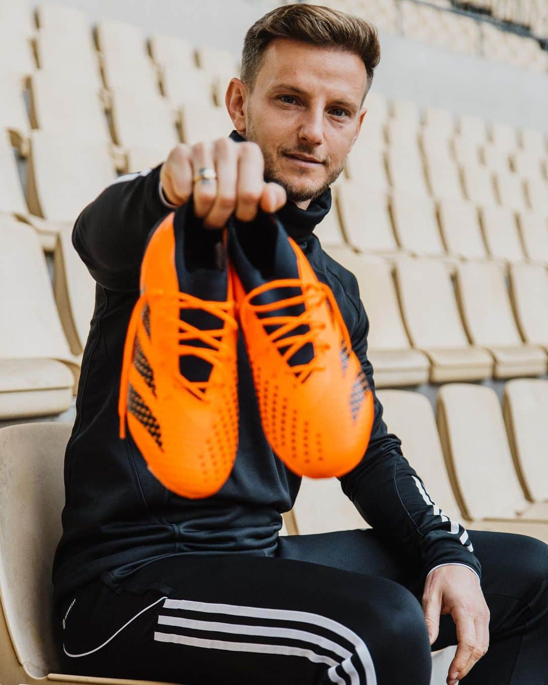 イヴァン・ラキティッチさんのインスタグラム写真 - (イヴァン・ラキティッチInstagram)「Perfectas para el calor sevillano 🔥🔥🔥 @adidas_es @adidasfootball   #predator #creadoconadidas #rakitic #adidas」4月28日 22時07分 - ivanrakitic