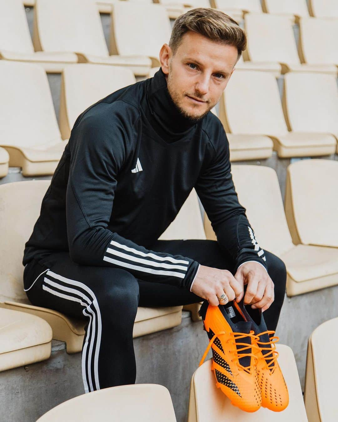 イヴァン・ラキティッチさんのインスタグラム写真 - (イヴァン・ラキティッチInstagram)「Perfectas para el calor sevillano 🔥🔥🔥 @adidas_es @adidasfootball   #predator #creadoconadidas #rakitic #adidas」4月28日 22時07分 - ivanrakitic