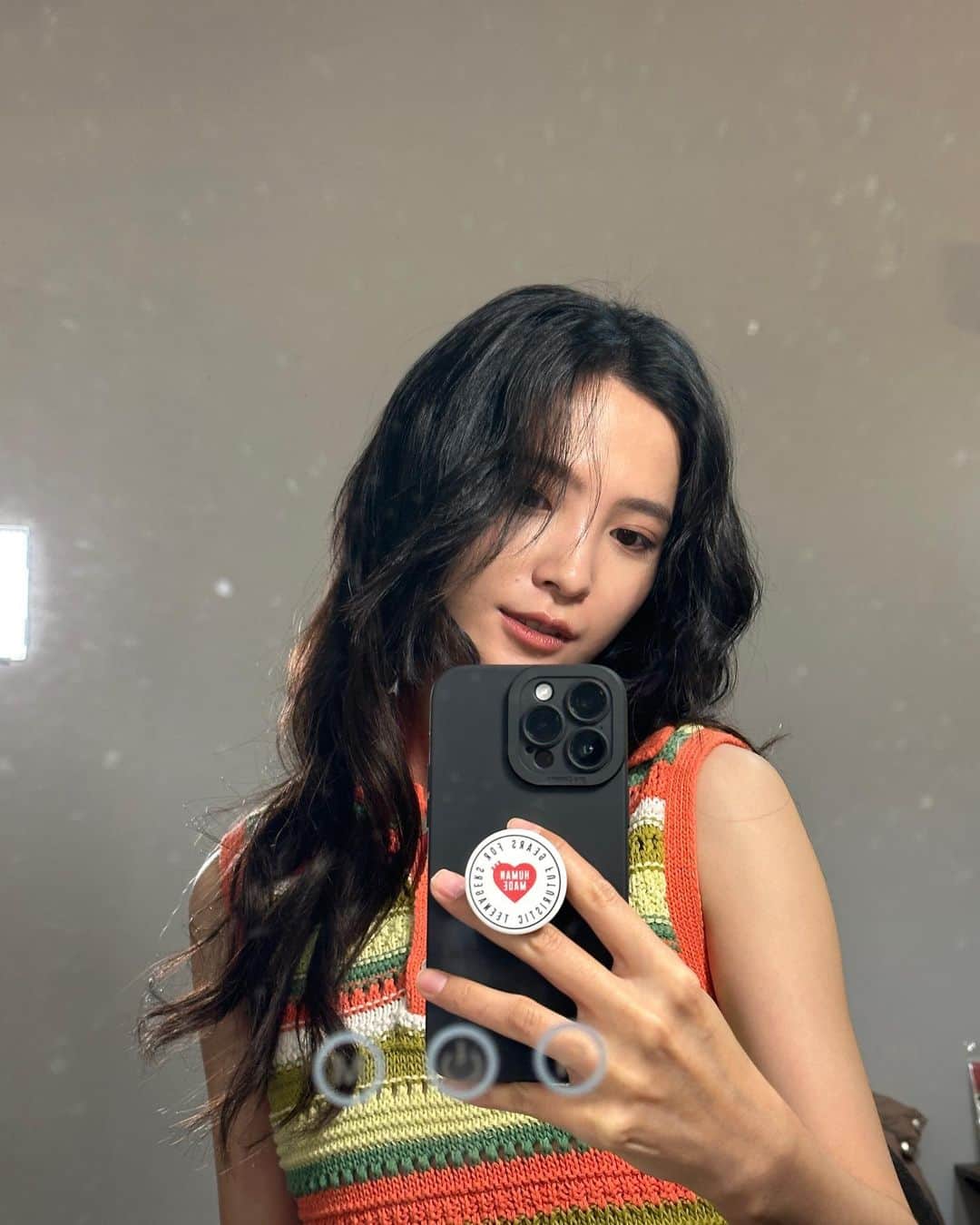 吳子霏（Ellen Wu）さんのインスタグラム写真 - (吳子霏（Ellen Wu）Instagram)「⁡ 很享受定裝的時候 用不同的造型來輔助角色的狀態 ⁡ 實在是 好久沒看到長髮的我  明天路跑見 晚安」4月28日 22時07分 - ellenwuuuuu