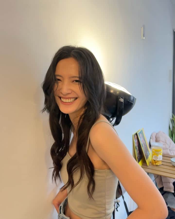 吳子霏（Ellen Wu）のインスタグラム：「⁡ 很享受定裝的時候 用不同的造型來輔助角色的狀態 ⁡ 實在是 好久沒看到長髮的我  明天路跑見 晚安」