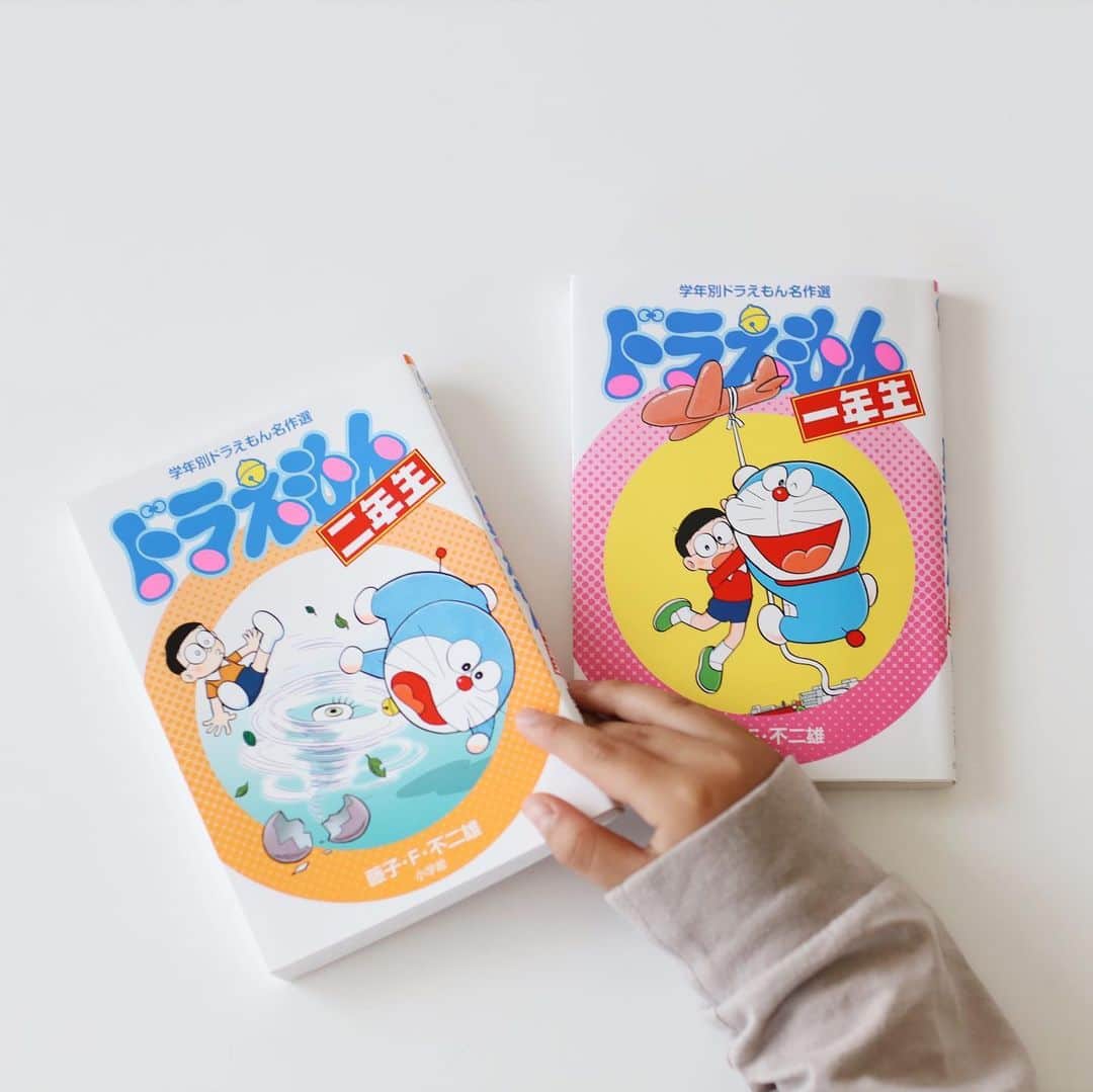 きなこのインスタグラム：「息子が読んでる、学年別ドラえもん名作選マンガが面白い☺️  その学年で習う漢字や、各科目に関連するエピソードが登場するお話がまとめられてるんだけど、勉強漫画じゃなく、ドラえもん原作漫画からそのままセレクトされてるところが良い♡  新作映画を見てから今一番好きなキャラクターがドラえもんになった息子。アマプラで昔のドラえもん映画を観漁ってる。ねじまきシティとか懐かしいなぁ😚」
