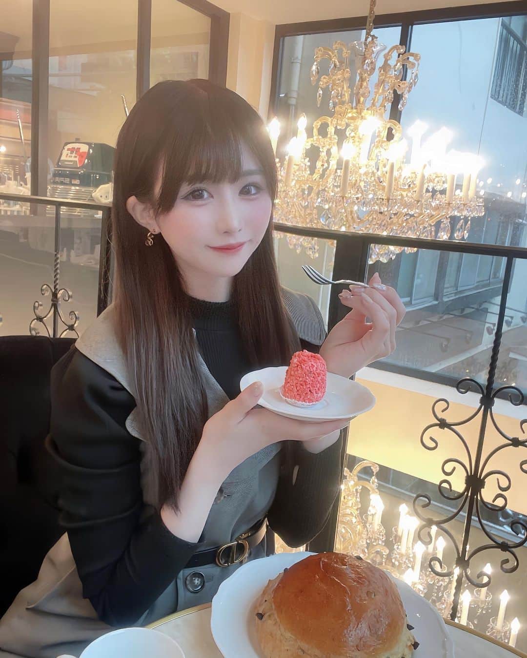 平林萌愛のインスタグラム：「カフェ巡り楽しい🫖❤︎ ピンクの何味でしょ〜〜😶」