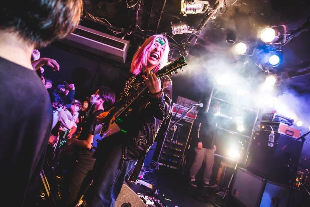 あやぺたのインスタグラム：「dustbox Intergalactic Tour Final Series  2023.4.15(SAT) @ 広島SECOND CRUTCH  この日はいたるとこにばらんが貼られてました、、笑 ばらんティアラでパンクロックプリンセス👑 dustboxとの2日間 また忘れたくない日になっちゃったなー🥺  photo by @naoto_iwabuchi_」