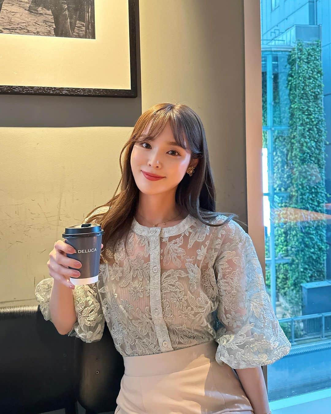 磯田 ひかる(Hikaru Isoda) のインスタグラム：「こんばんは🤍 早くも金曜日〜！明日からGWの方も多いと思います☺️  この日のコーデは透け感トップス♡ 暖かい日はこんなブラウスを着始めていますよ〜🌼  お袖のボリューム感も可愛い。ボトムはシンプルなマーメイドスカート✨  【着用アイテム】 Tops @classicalelf_official  2way花柄刺繍シアー素材トップス グリーン サイズM ¥2,999税込  Skirt @grl_official  マーメイドフレアスカート[gc60] カラー :ベージュ サイズ :S 価格 :¥1,999(税込)  Bag @zara   ------------------------------ picaru：162cm / 骨格ウェーブ 1st ブライトスプリング 2nd ブライトサマー  大人可愛いスタイルアップコーデ ヘアメイクを合わせた トータルスタイリングを提案🤍  不定期にストーリーで ファッションお悩み相談募集中🥰 ------------------------------  他の投稿を見る→【@picaruuu】」