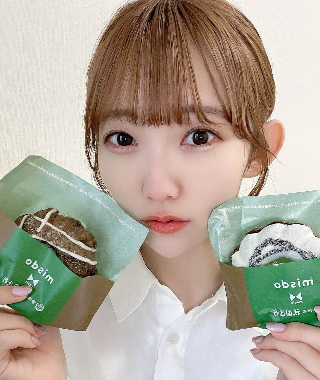 夏川愛実さんのインスタグラム写真 - (夏川愛実Instagram)「⁡ ⁡ ⁡ ミスドほうじ茶🤭❣️ ⁡ ⁡ #ミスド#ミスタードーナツ#ほうじ茶#祇園辻利コラボ  #オレンジブラウン#ヘアカラー #ボブ#ボブアレンジ#ショートヘア#ヘアカラー#暖色カラー #ヘアアレンジ#外ハネアレンジ#外ハネ#春コーデ #148cm#f4f#いいね返し#l4l#フォロバ ⁡ ⁡ ⁡ ⁡」4月28日 22時09分 - ami_natsukawa