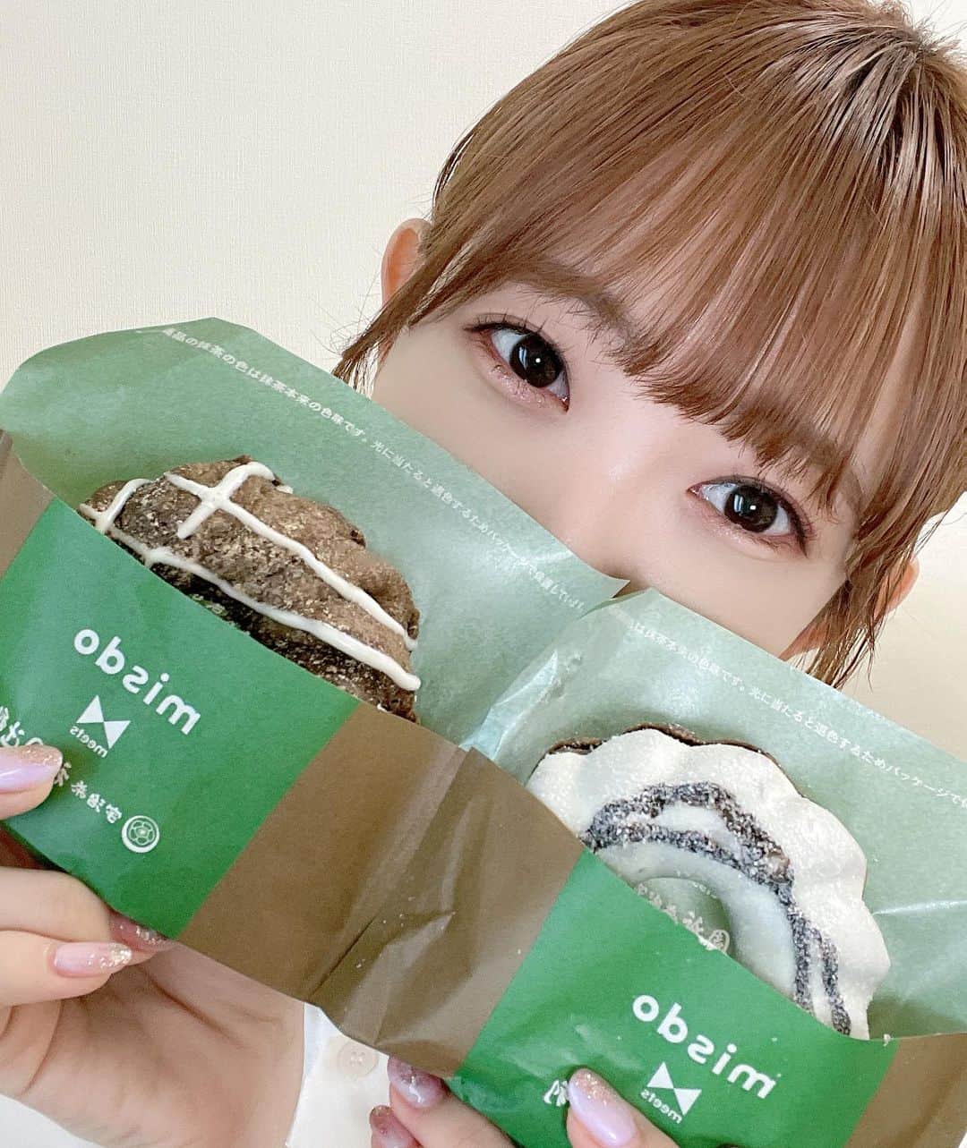 夏川愛実のインスタグラム：「⁡ ⁡ ⁡ ミスドほうじ茶🤭❣️ ⁡ ⁡ #ミスド#ミスタードーナツ#ほうじ茶#祇園辻利コラボ  #オレンジブラウン#ヘアカラー #ボブ#ボブアレンジ#ショートヘア#ヘアカラー#暖色カラー #ヘアアレンジ#外ハネアレンジ#外ハネ#春コーデ #148cm#f4f#いいね返し#l4l#フォロバ ⁡ ⁡ ⁡ ⁡」