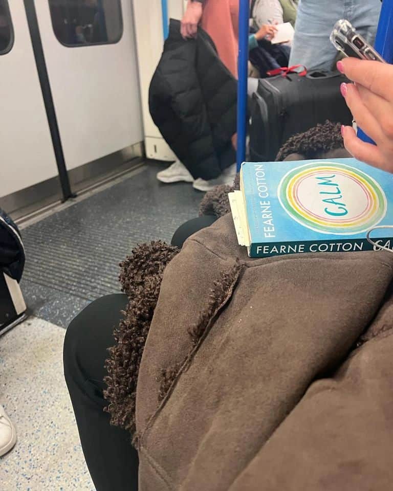 ファーン・コットンのインスタグラム：「Look for the SIGNS. 🔎  Today I have been editing my new book and have experinced a few roadbumps of self doubt. I was feeling pretty unmotivated and then out of the blue my friend Sade text me this photo. She was sat next to a lady who was reading one of my books Calm on the tube.  The greatest joy of this new era of my career is having the opportunity to share thoughts and ideas and potentially help others. Seeing this photo, with postit notes stuck into the pages has made my heart sing and has been the BIGGEST boost for me to make this new book the best it can be.  I'm taking this moment as a positive omen.  Massive thanks to Sade but also to this wonderful stranger on the tube. I'm beyond grateful.  Grab those omens. ❤️」